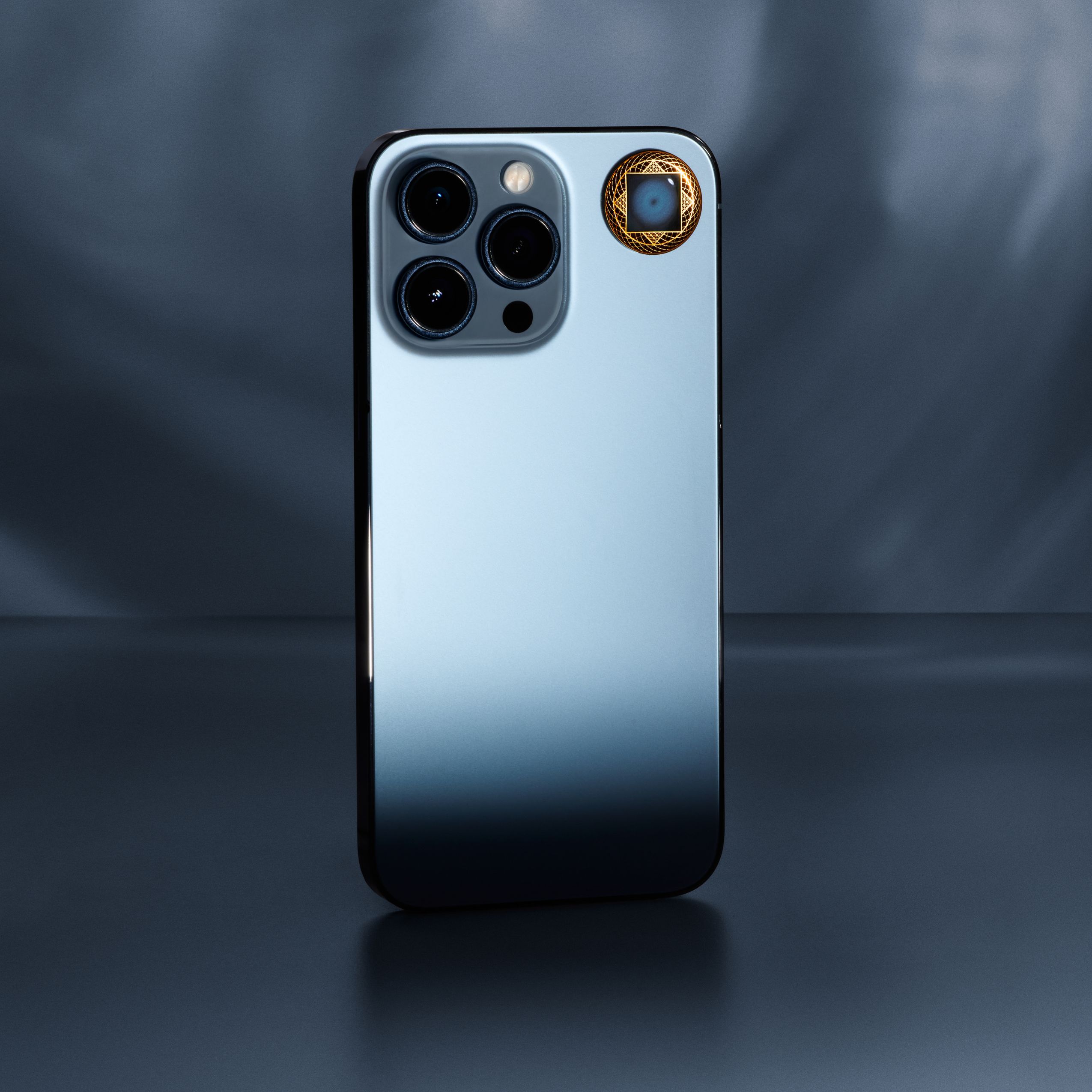 Lifetune ONE 貼附於裝置背面